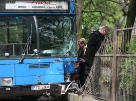 Kierowca busa ratując się przed przejechaniem pieszego autobusu w grupę osób stojących na chodniku | Fot. Gazeta Wyborcza Łódź