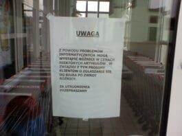 Ogłoszenie widniejące na drzwiach marketu TESCO
