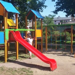 Nowy zestaw urządzeń na placu zabaw w parku miejskim