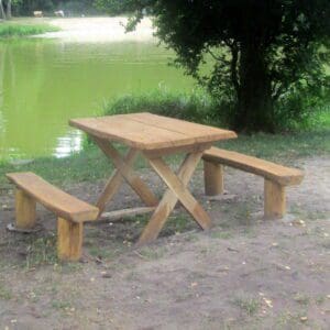 Nowe miejsca piknikowe nad stawem w Sokolnikach Lesie Nowe miejsca piknikowe nad stawem w Sokolnikach Lesie od strony ul. Spornej