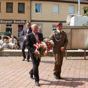Adam Karczewski i kapral Michał Zalasa składają kwiaty