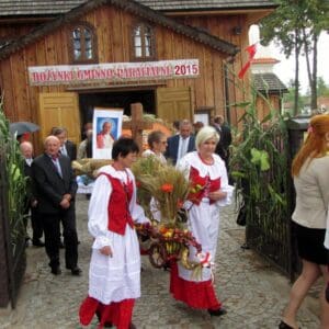 Wymarsz z kościoła 2