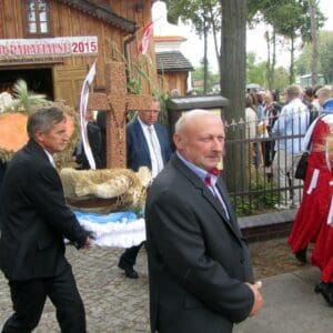 Wymarsz z kościoła 3