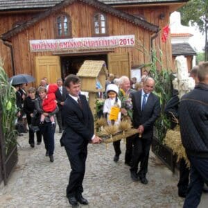 Wymarsz z kościoła 4