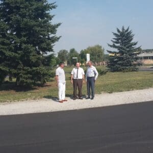 Starosta zgierski Bogdan Jarota, burmistrz Ozorkowa Jacek Socha i wójt Parzęczewa Ryszard Nowakowski, oficjalnie udostępnili wyremontowane drogi do ruchu