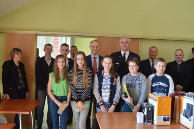 "Młodzież zapobiega pożarom" / fot. parzeczew.pl