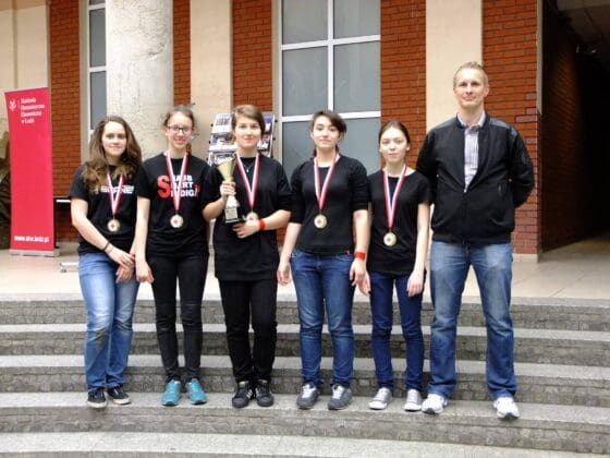 Mistrzowie Wojew&oacute;dztwa Ł&oacute;dzkiego 2016 w udzielaniu pierwszej pomocy. Od lewej Anna Miksa, Agata Tomczyk, Patrycja Pakulska (kapitan), Renata Pawlak, Dominika Kr&oacute;l i Witold Polak / fot. I LO im. Stefana Żeromskiego w Ozorkowie