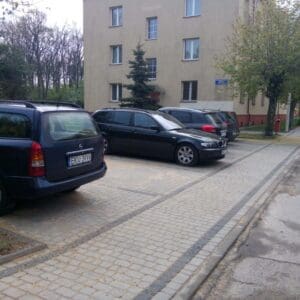 przebudowany chodnik i parking w lenicy wielkiej