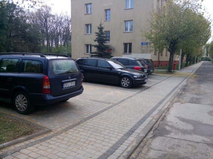 Nowy chodnik i parking w Leźnicy Wielkiej / fot. parzeczew.pl