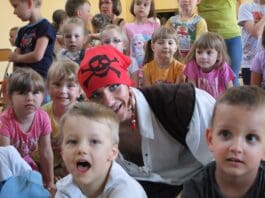 Koło Teatralne I LO im. S. Żeromskiego w Ozorkowie dzieciom / fot. lo-ozorkow.pl