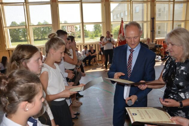 Podstaw&oacute;wki z gminy Parzęczew z najlepszymi wynikami egzaminu w wojew&oacute;dztwie ł&oacute;dzkim / fot. parzeczew.pl