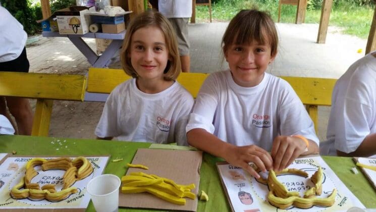 Dzieci budowały z Orange w Sokolnikach / fot. sokolnikilas.pl