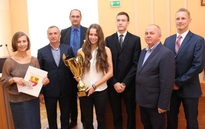 Ozorkowscy uczniowie w sportowej czoł&oacute;wce powiatu / fot. powiat.zgierz.pl