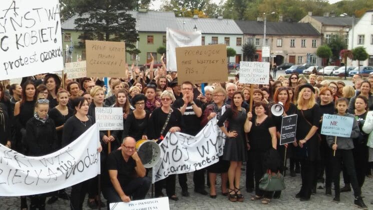 Czarny Protest. Ozorkowianki protestowały na placu Jana Pawła II / fot. Andrzej Kowalski