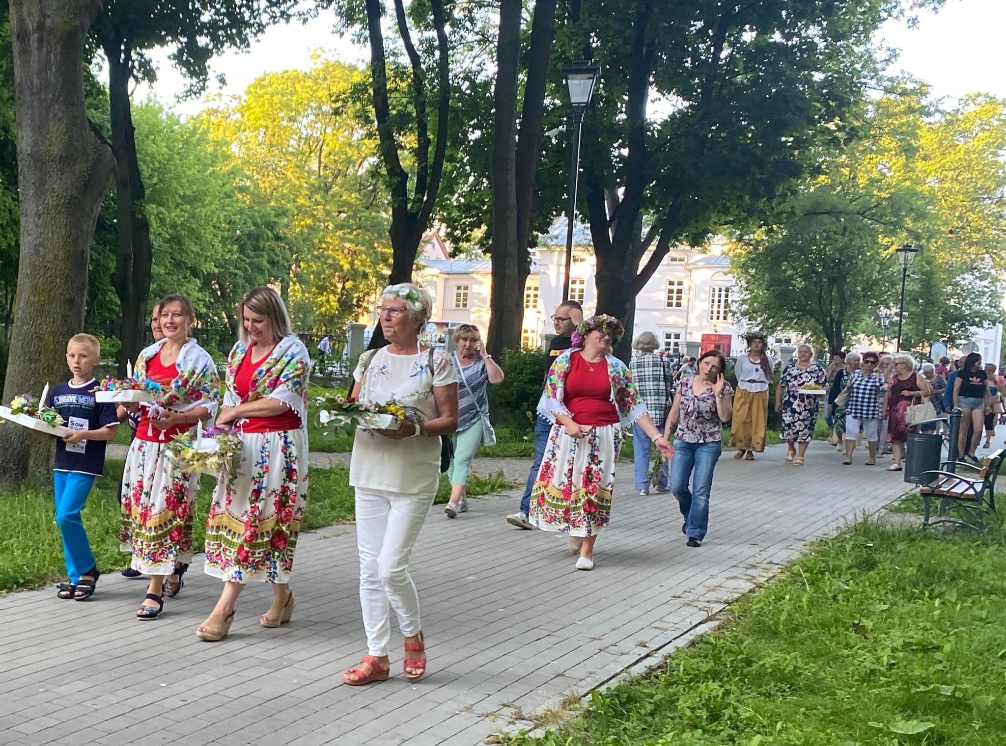 Warsztaty robienia wianków, szukanie kwiatu paproci, puszczenie wianków i wspóln…