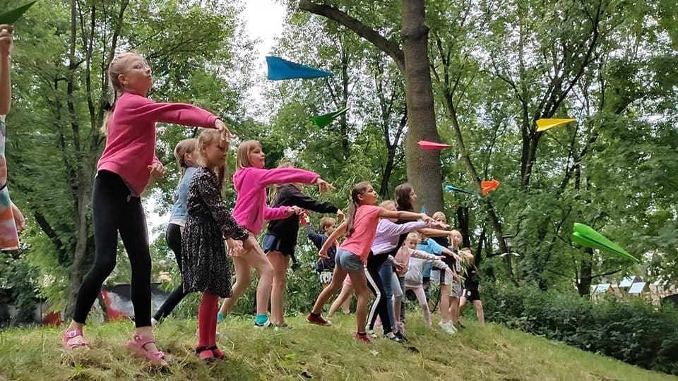 Wspólną zabawą i pieczeniem kiełbasek nad ogniskiem zakończyły się 15