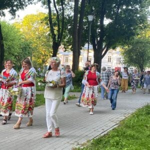 Warsztaty robienia wianków, szukanie kwiatu paproci, puszczenie wianków i wspóln…