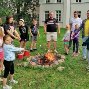 Wspólną zabawą i pieczeniem kiełbasek nad ogniskiem zakończyły się 15