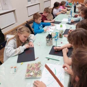 1701262446_963_Warsztaty-plastyczne-z-Pania-Agata-czyli-listopadowa-tworczosc.jpg