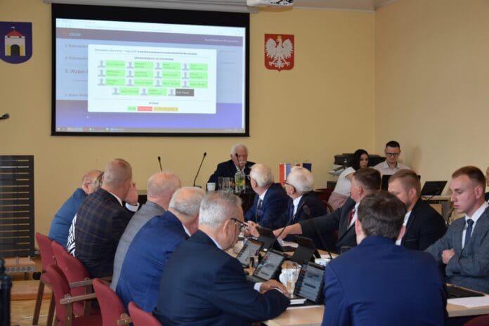 Pierwsza-sesja-Rady-Miejskiej-w-Parzeczewie-IX-kadencji.jpg