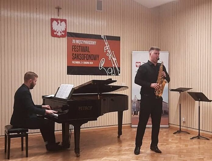 Dominik Mucha z Ozorkowa na podium XV Międzynarodowego Festiwalu Saksofonowego w Przeworsku