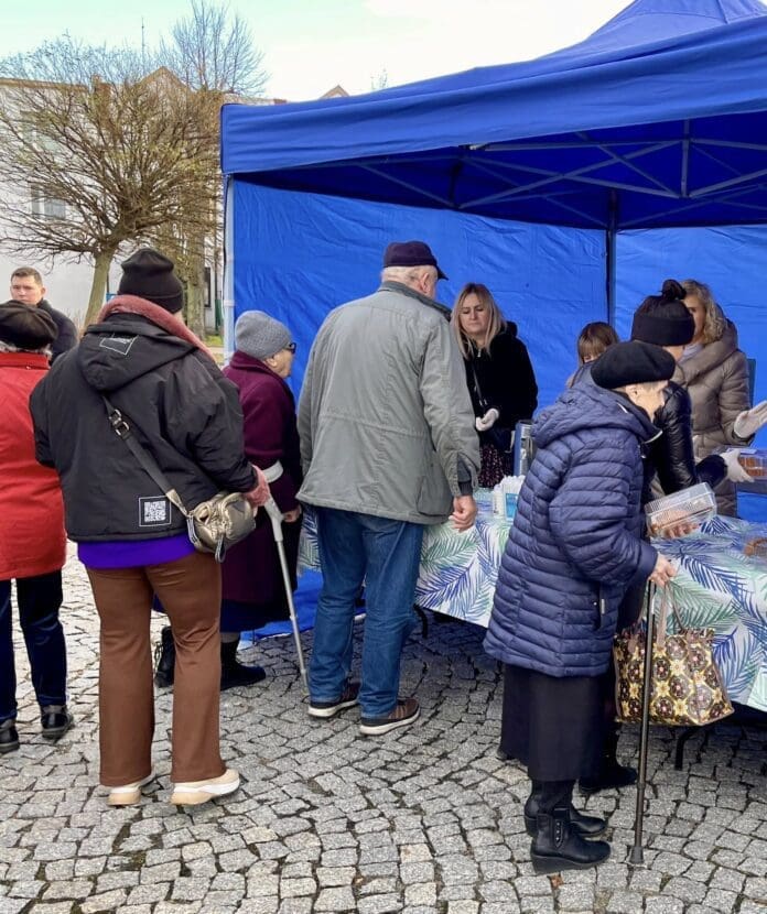 Blisko 200 osób pojawiło się dziś na poczęstunku wigilijnym na placu Jana Pawła ...