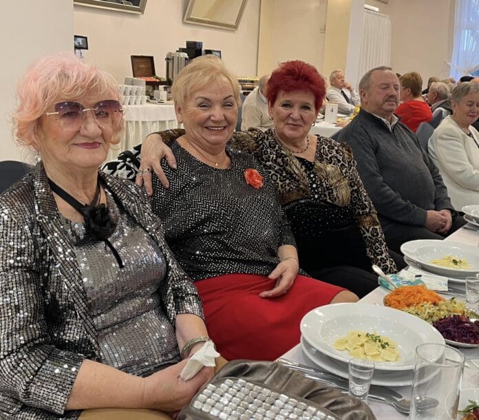 Noworoczne Spotkanie Seniorów w Ozorkowie: Życzenia, Kolędy i Radość Świąt Noworoczne życzenia, wspólne śpiewanie kolęd, dzielenie się opłatkiem i świątecz...