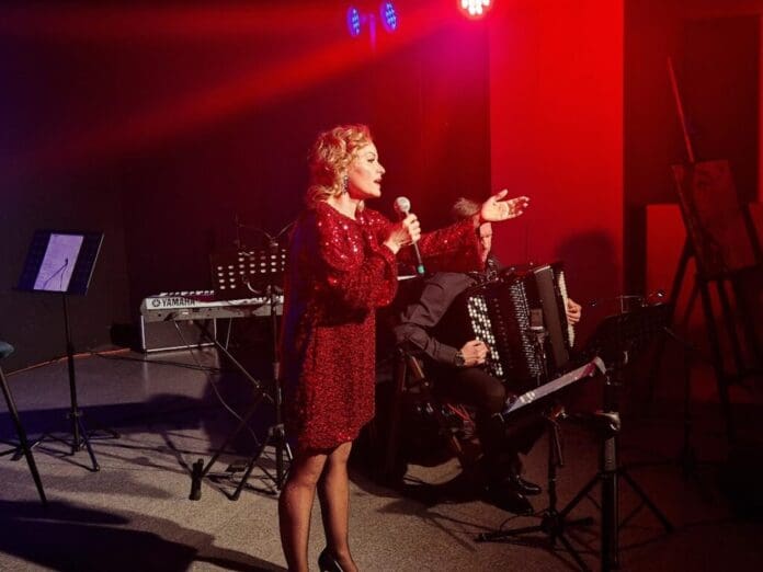 Muzyczne wieczory w Ozorkowie: Anna Szoszkiewicz i zespół AnaJa zachwycają Koncert AnaJa w MOK czyli kolejne spotkanie z cyklu „Muzyke mam we krwi”