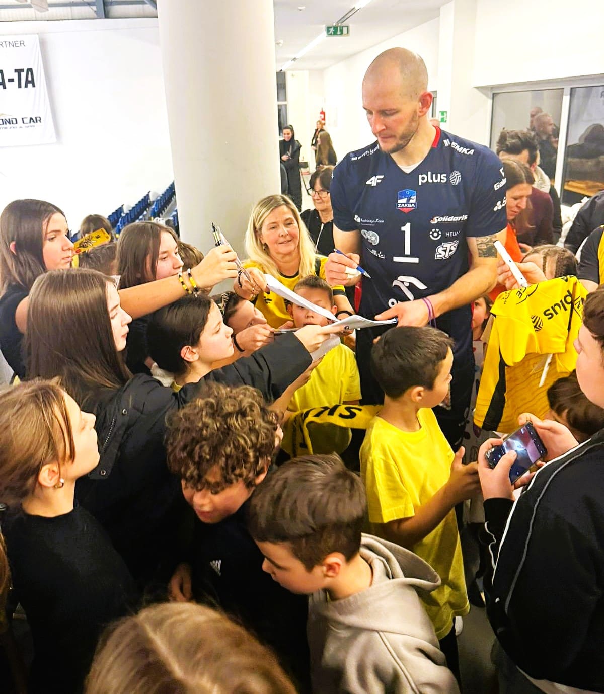 Bajkoludki z Ozorkowa inspirują się Bartoszem Kurkiem podczas siatkarskich lekcji Wyskoczę w górę jak Bartosz Kurek ...