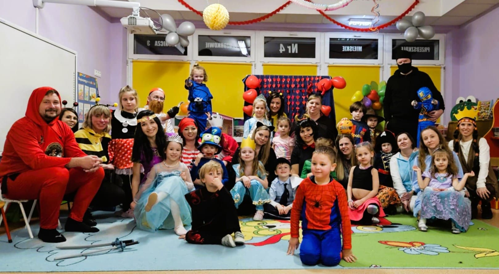 Karnawałowe szaleństwo w Przedszkolu Miejskim nr 4: Bal pełen kolorów Bal karnawałowy w PM4...