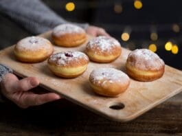 Niezależnie od tego, jakie pączki dziś wybierzecie: w lukrze, posypane cukrem pu...