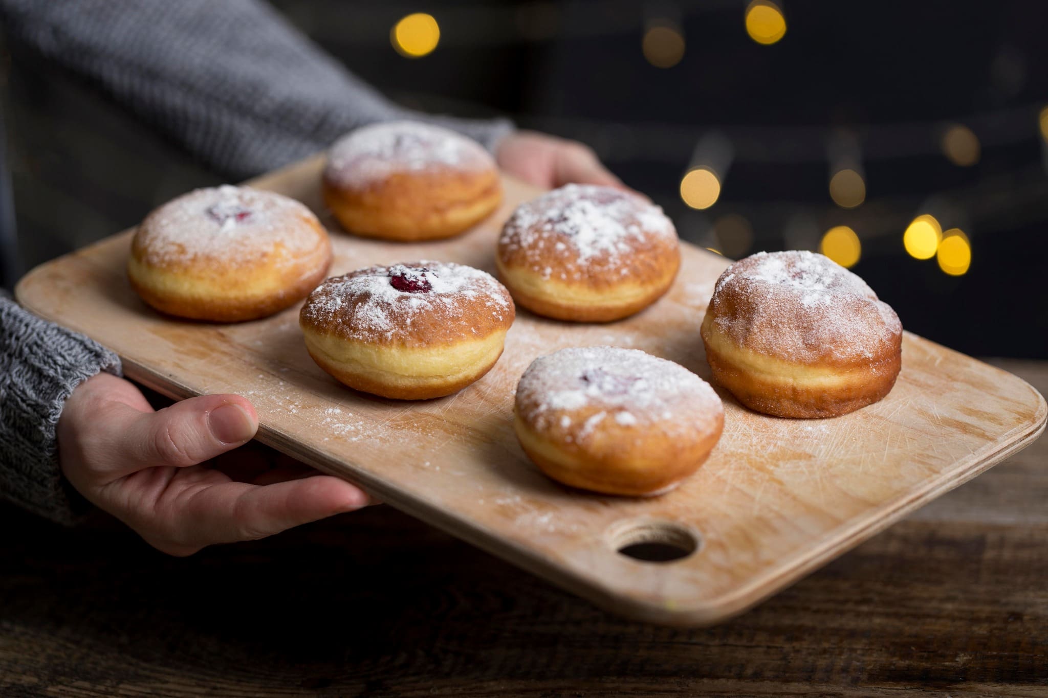 Słodki Tłusty Czwartek: Jakie Pączki i Faworki Królują w Waszych Niezależnie od tego, jakie pączki dziś wybierzecie: w lukrze, posypane cukrem pu...