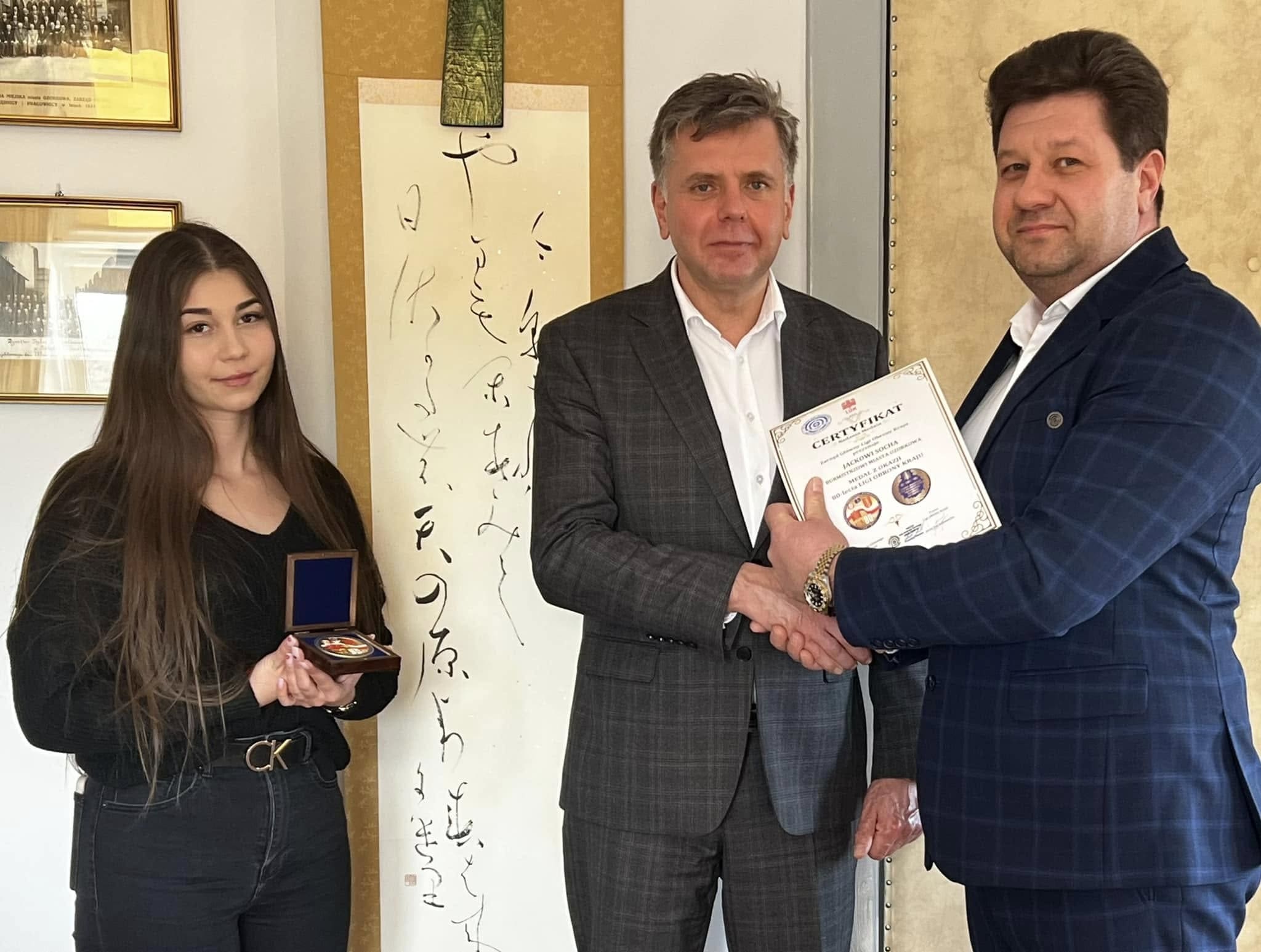 Burmistrz Ozorkowa Jacek Socha wyróżniony Medalem 80-lecia Ligi Obrony Kraju Burmistrz Ozorkowa Jacek Socha otrzymał wyjątkowe wyróżnienie – Medal 80-lecia ...