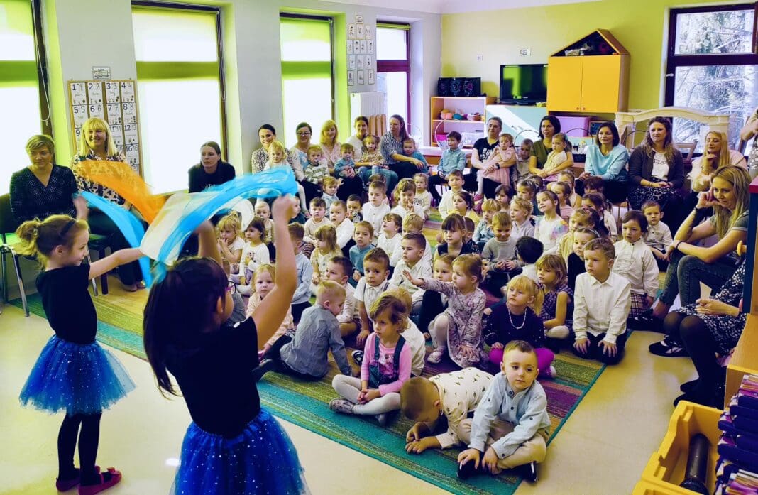 Dzień Kobiet i Mężczyzn w przedszkolu PM1: Artystyczne przesłanie od 7 marca w udekorowanej sali „Pszczółek” odbyła się niezwykle ważna Uroczystość z...