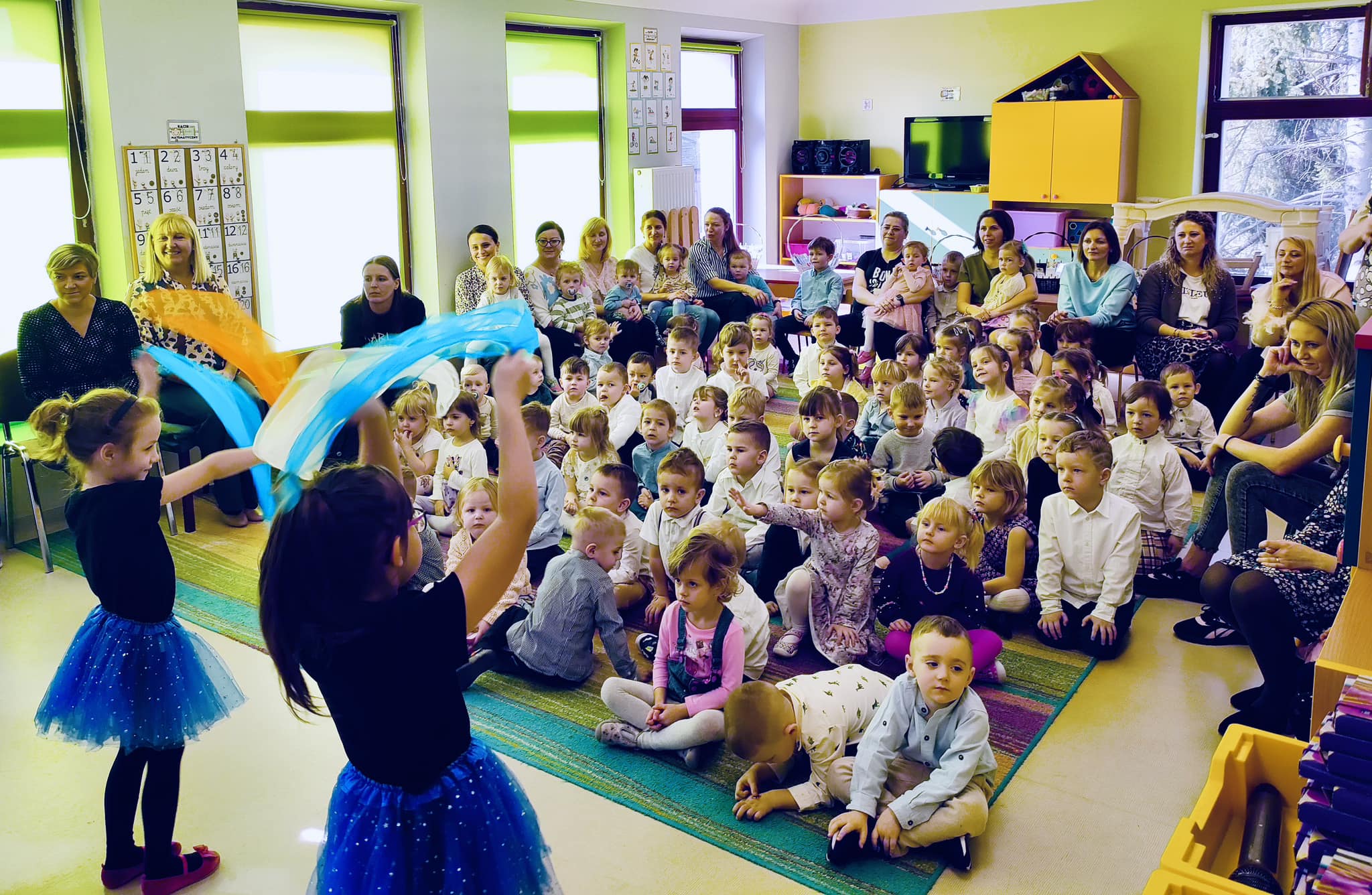Dzień Kobiet i Mężczyzn w przedszkolu PM1: Artystyczne przesłanie od 7 marca w udekorowanej sali „Pszczółek” odbyła się niezwykle ważna Uroczystość z...