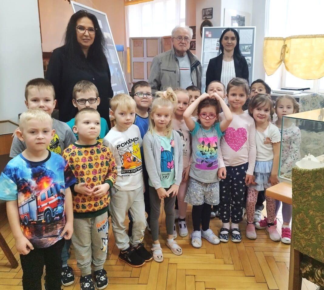 Przedszkolaki z Ozorkowa odkrywają historię miasta podczas spotkania w Młodzieżowym Ogłoszenie