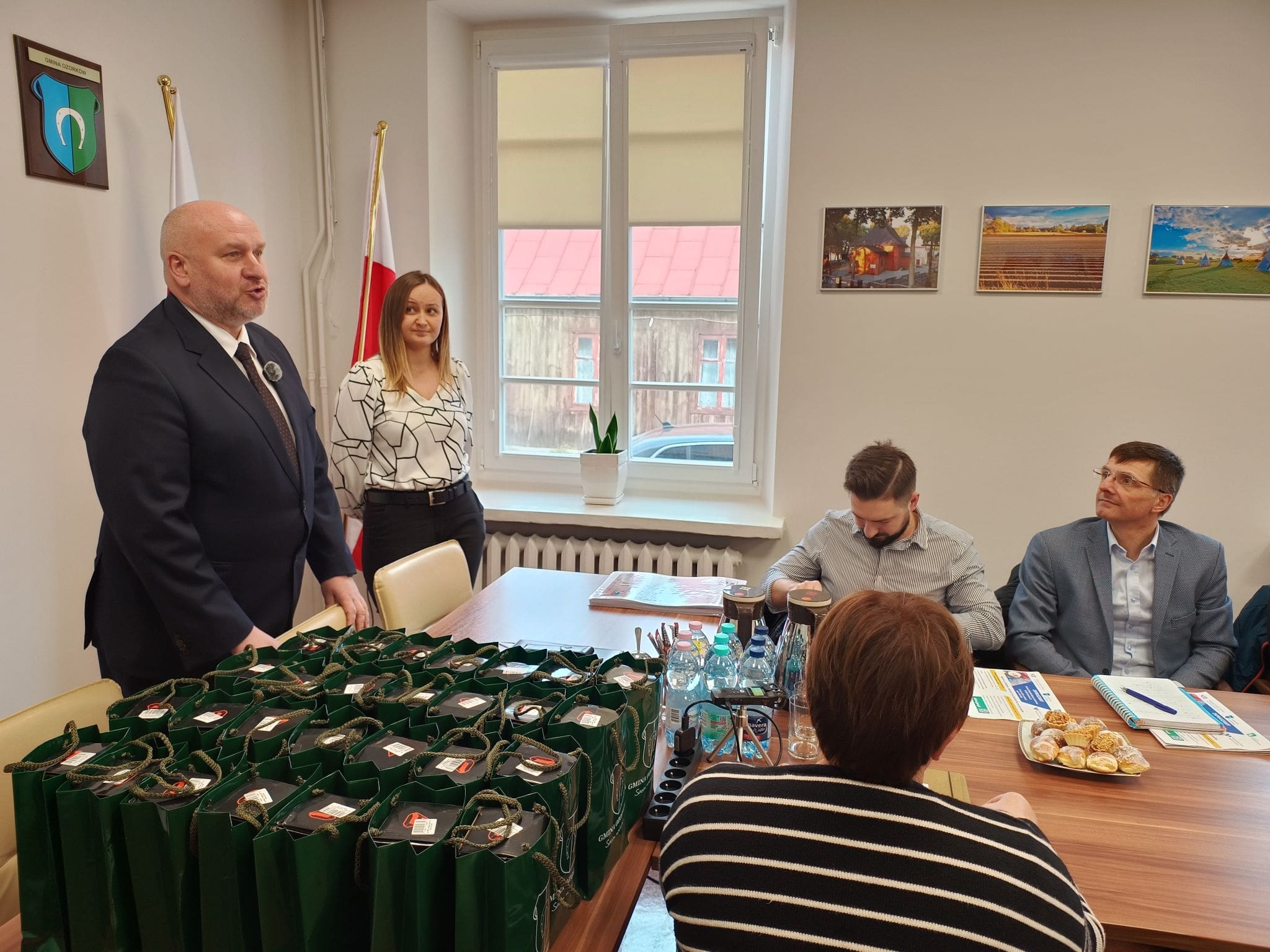 Uroczyste Obchody Dnia Sołtysa w Gminie Ozorków: Wójt i Przewodnicząca W sali obrad rozpoczęła się narada sołtysów, która dziś przybrała charakter uroc...