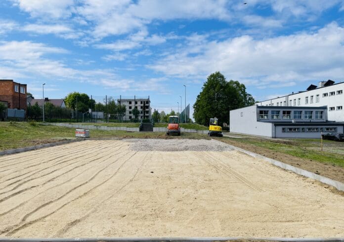 Nowe boisko powstaje dla najmłodszych przy Szkole Podstawowej nr 4