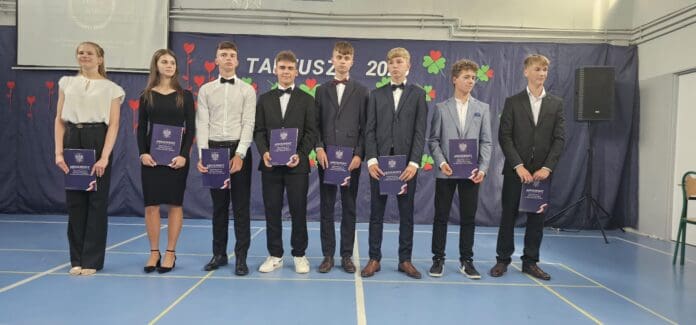 1751013131_Zakonczenie-roku-szkolnego-w-Szkole-Podstawowej-nr-4-w-Ozorkowie.jpg Ceremonia zakończenia roku szkolnego 1