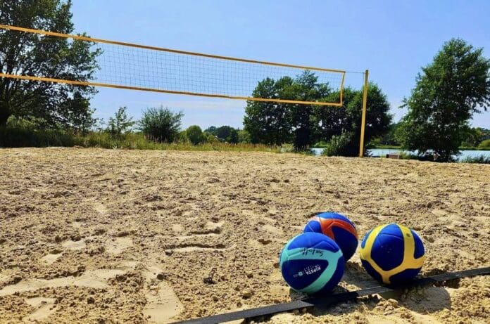 Zalew Miejski w Ozorkowie zaprasza Boisko do siatkówki plażowej